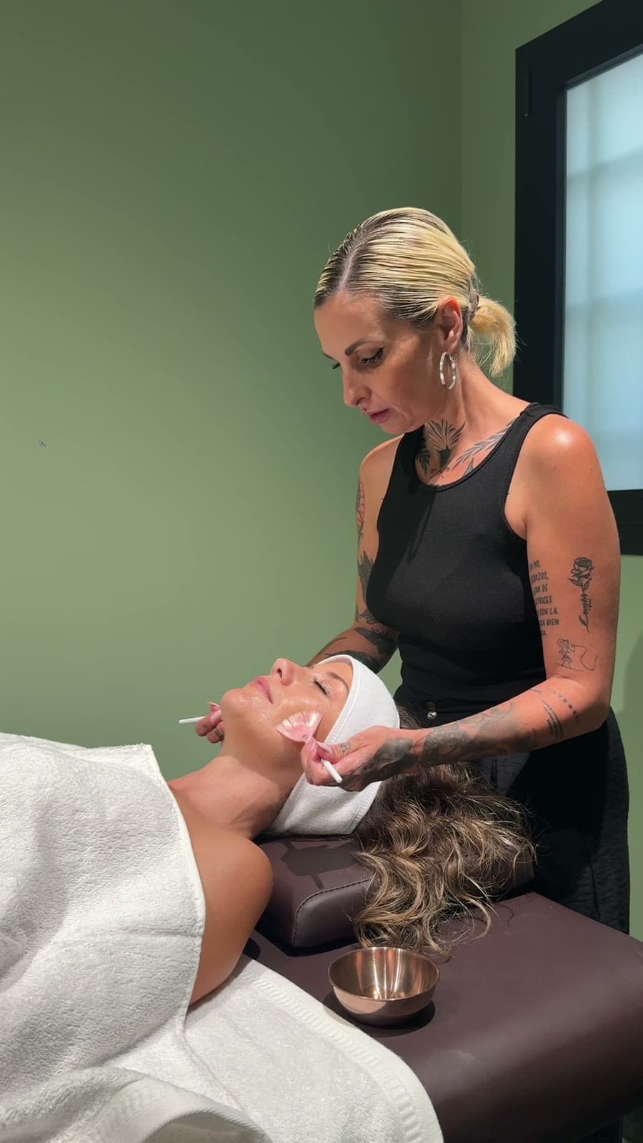 Esteticista realizando un tratamiento facial a una clienta en Peluquería Luz, San Antonio, Ibiza